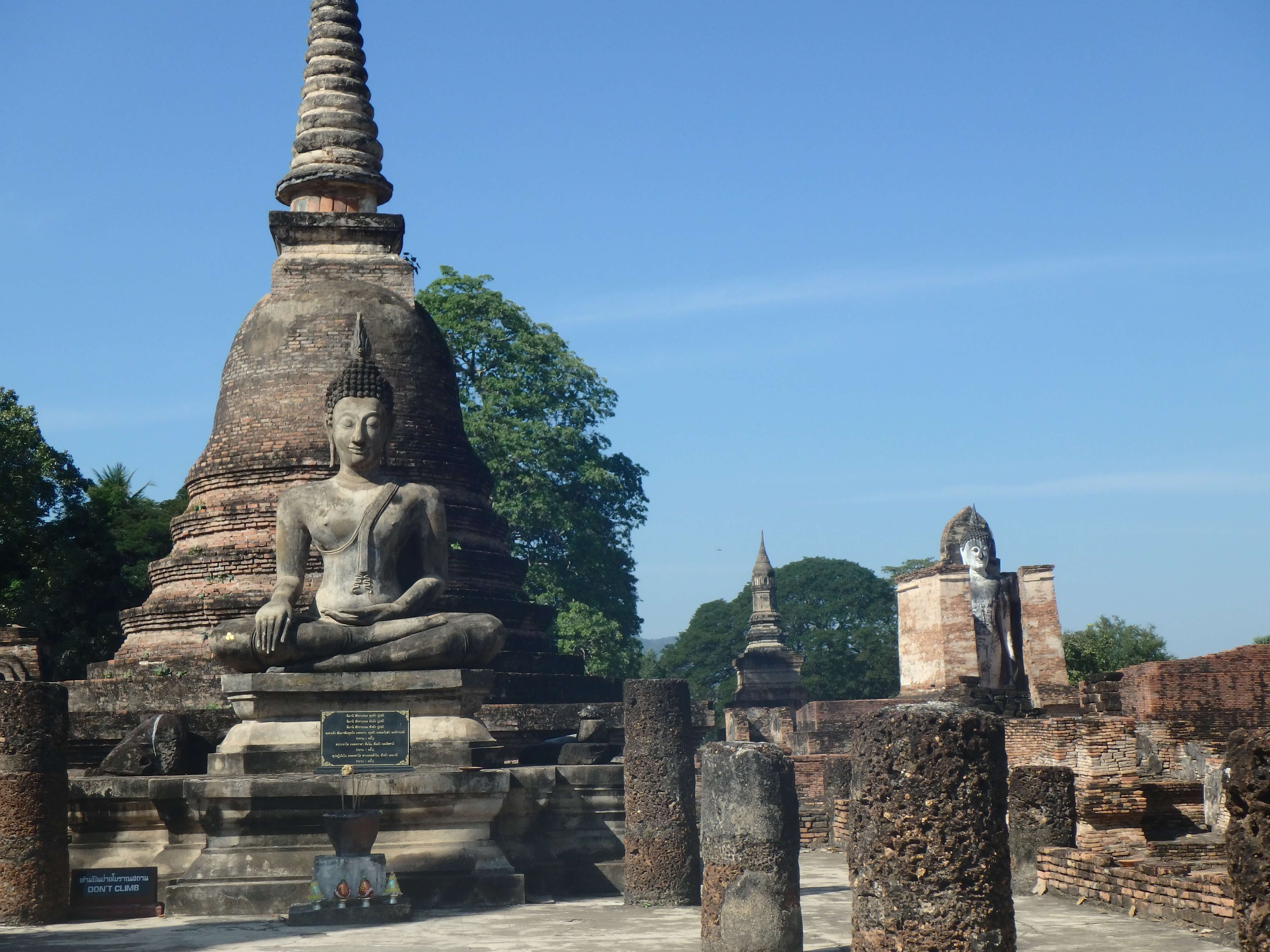 Sukhothai - buddha et chedi
