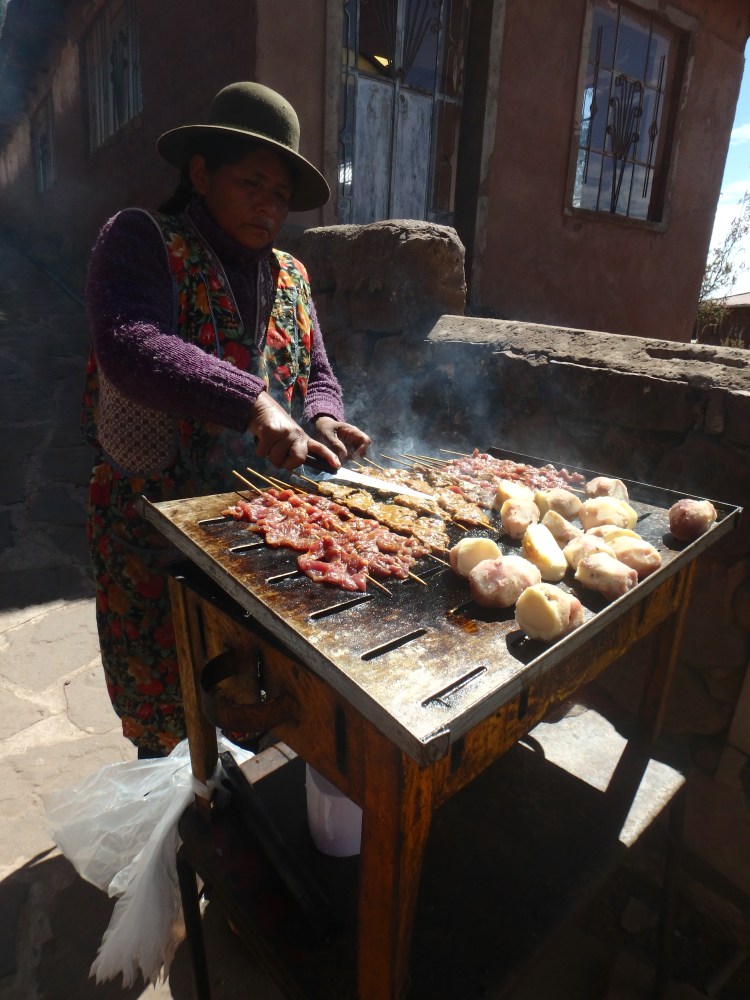 Brochettes d'alpaga, Taquile, Lac Titicaca, Pérou