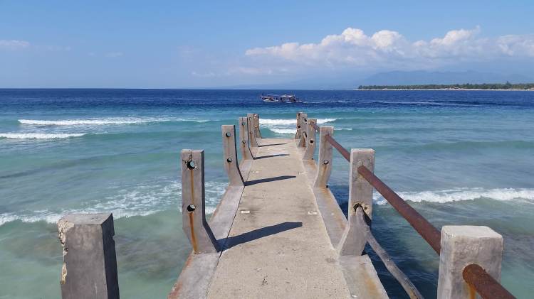 Bridge, Gili Meno