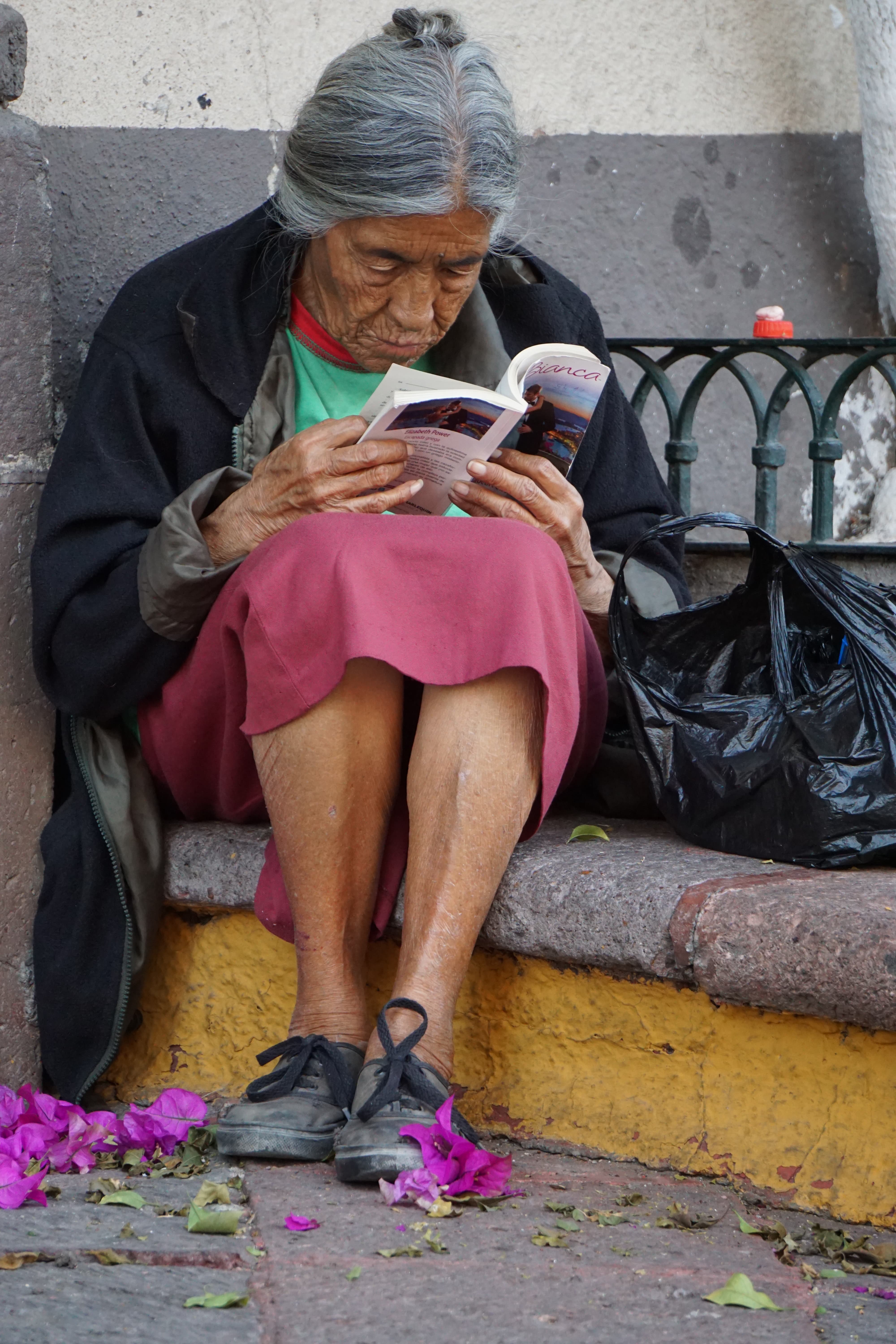 Femme qui lit, Querétaro, Mexique