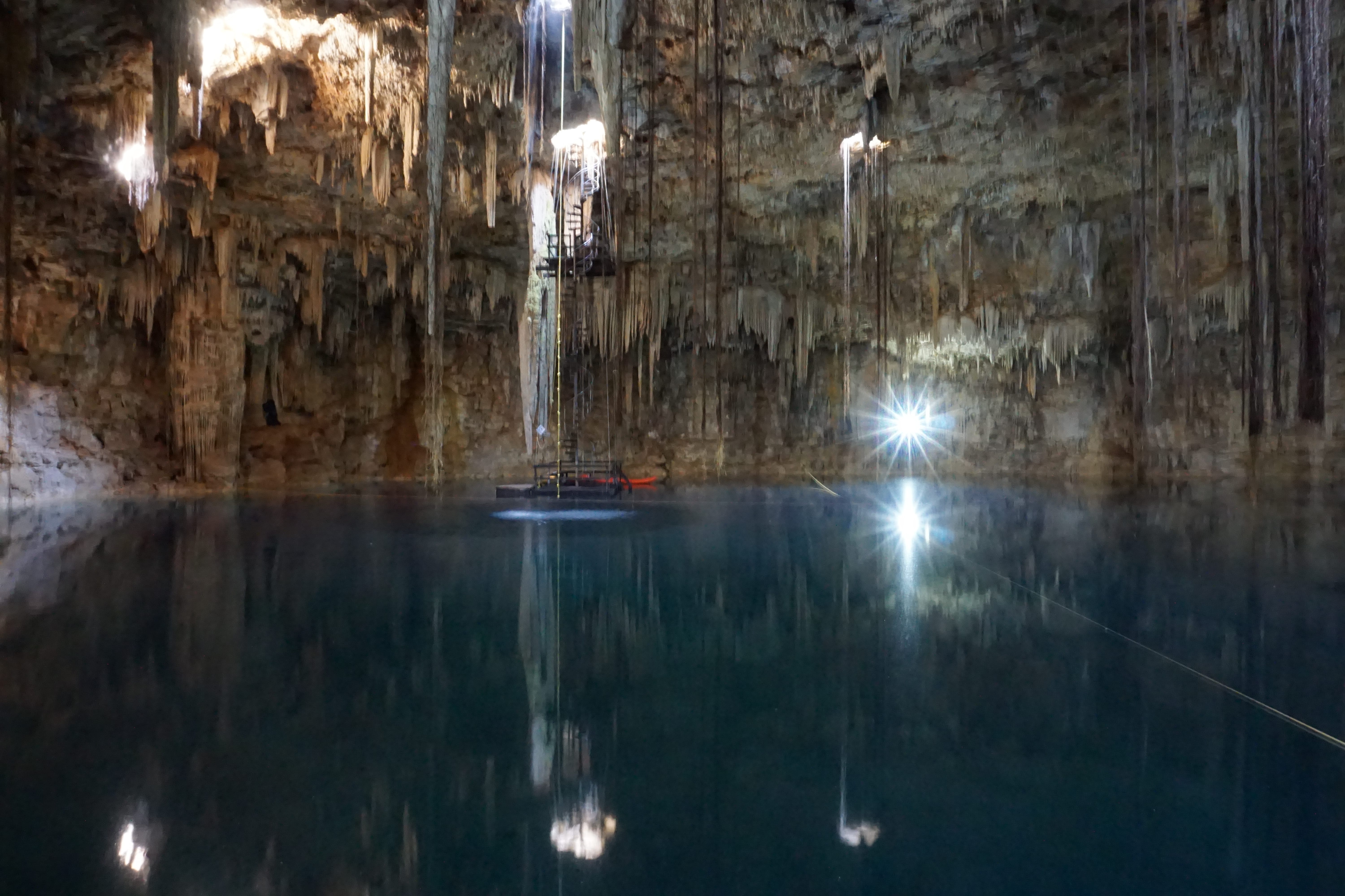 Cenote dans une grotte, Valladolid, Mexique