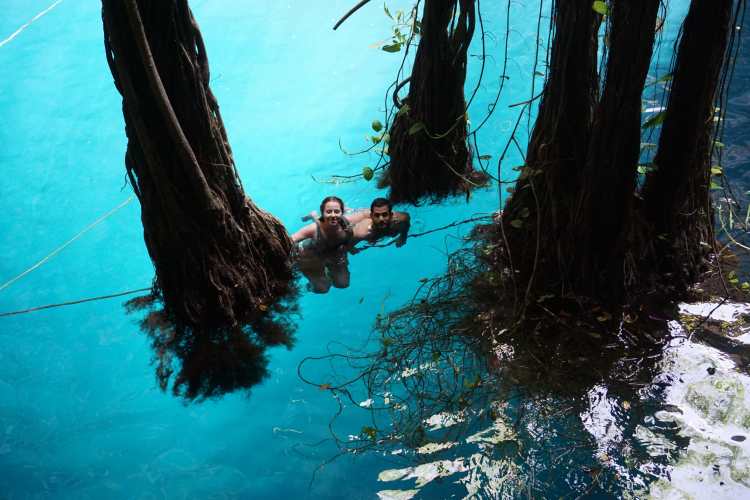 Eau transparente du Cenote Oxman, Valladolid, Mexique