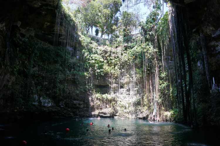 Intérieur du Cenote Ik Kil, Mexique