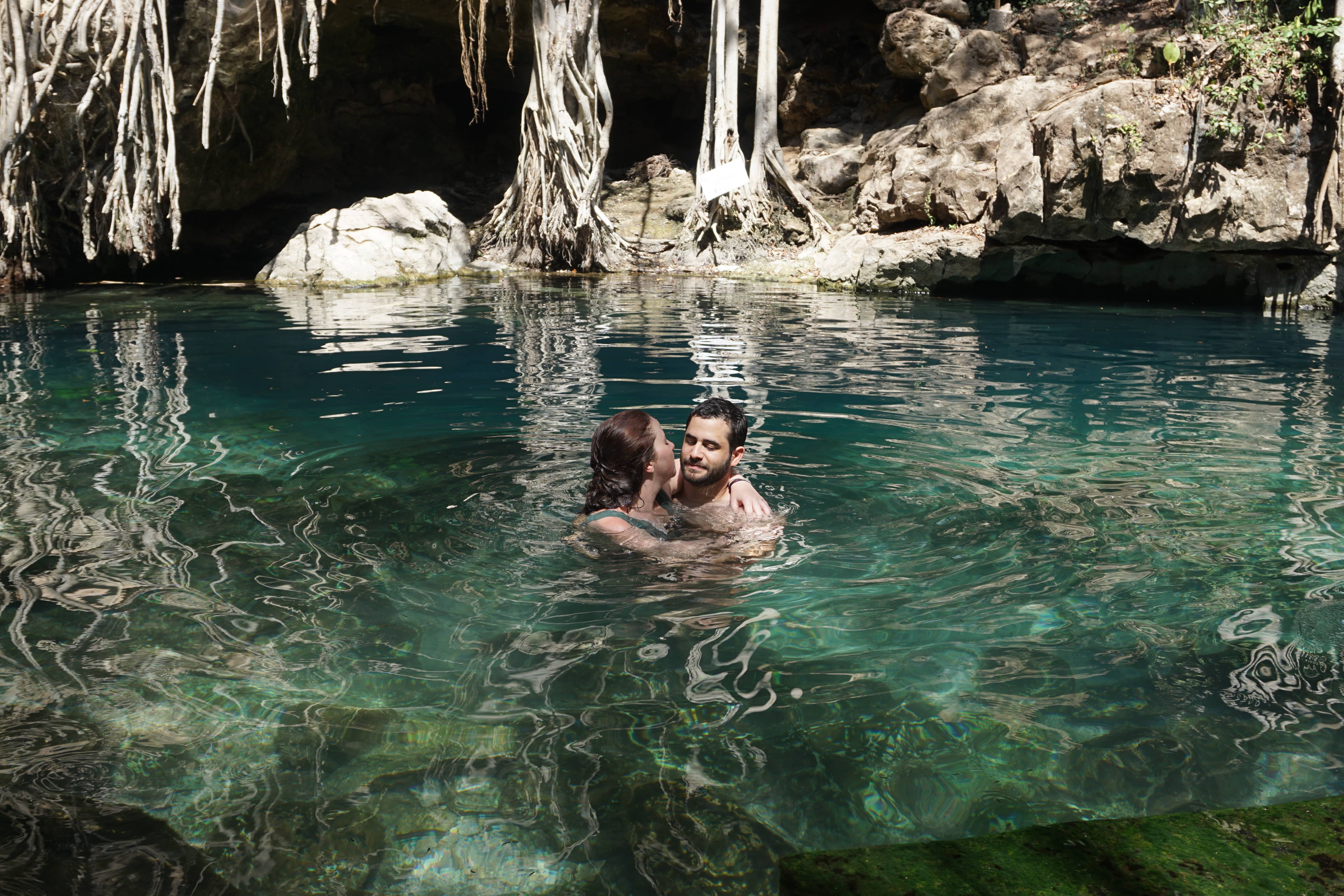 Baignade dans le Cenote Xbatun, Mérida, Mexique