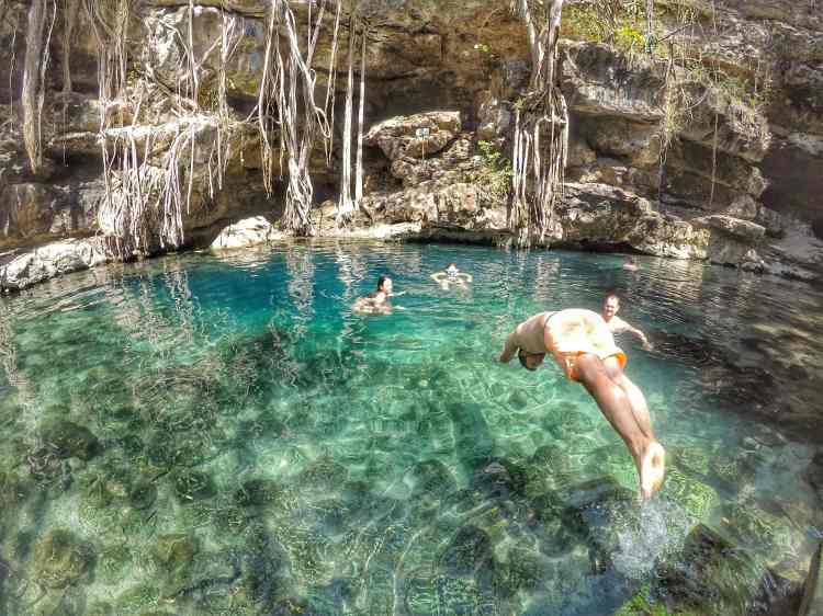 Plongeon dans le Cenote Xbatun, Mérida, Mexique